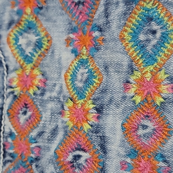 BUCKLE DAYTRIP CAPRICORN STUD EMBROIDERED ACID WASH RAW DENIM JEAN SHORTS - Picture 4 of 15